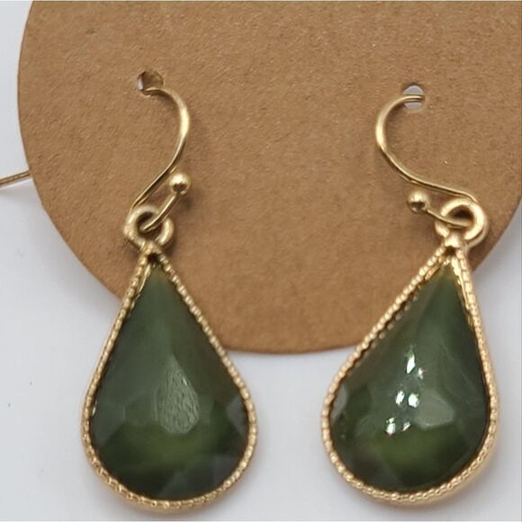 Green teardrop dangle earrings,  goldtone - Picture 2 of 4
